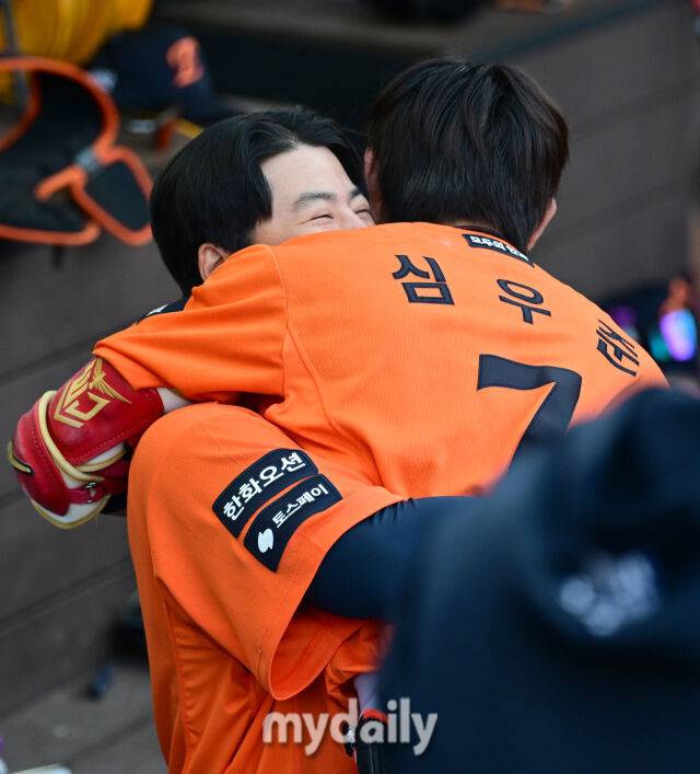 2026년 3월 28일 오후 대전 한화생명볼파크에서 열린 ‘2026 신한 SOL KBO리그' 개막전 키움 히어로즈와 한화 이글스의 경기. 한화 심우준이 8회말 2사 1.2루서 동점 3점 홈런을 친 뒤 노시환의 축하를 받고 있다./마이데일리