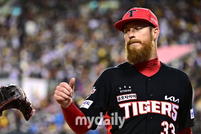 31일 서울 잠실야구장에서 열린 '2026 신한 SOL BANK KBO리그' LG 트윈스와 KIA 타이거즈 경기. KIA 선발 투수 올러가 6회말 수비를 무실점으로 마치고 더그아웃으로 들어서고 있다./마이데일리