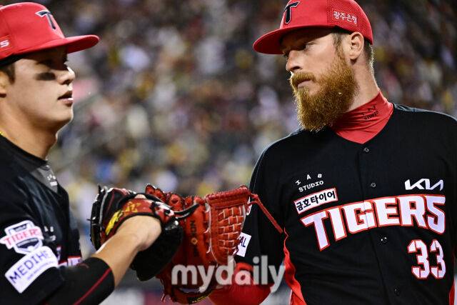 31일 서울 잠실야구장에서 열린 '2026 신한 SOL BANK KBO리그' LG 트윈스와 KIA 타이거즈 경기. KIA 선발 투수 올러(오른쪽)가 3회말 수비를 마치고 더그아웃으로 들어서고 있다./마이데일리