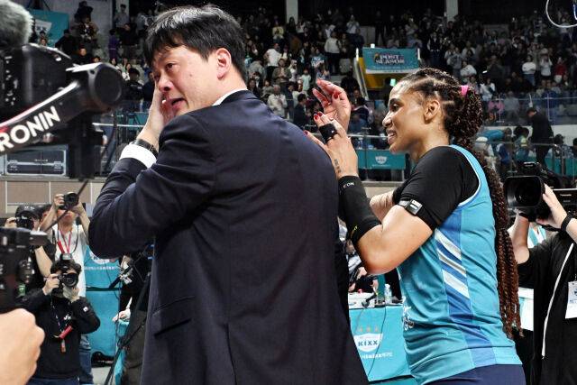 GS칼텍스 이영택 감독이 실바와 뜨거운 포옹을 마친 뒤 눈물을 닦고 있다. / 한국배구연맹(KOVO)