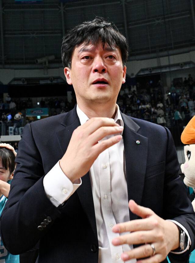 기쁨의 눈물을 흘린 GS칼텍스 이영택 감독. / 한국배구연맹(KOVO)