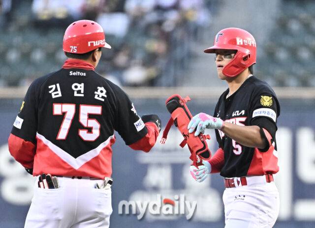 2일 오후 서울 잠실야구장에서 진행된 '2026 KBO리그' LG트윈스와 KIA타이거즈의 경기. 기아 김도영이 1회초 2사에서 안타를 친 뒤 환호하고 있다./마이데일리