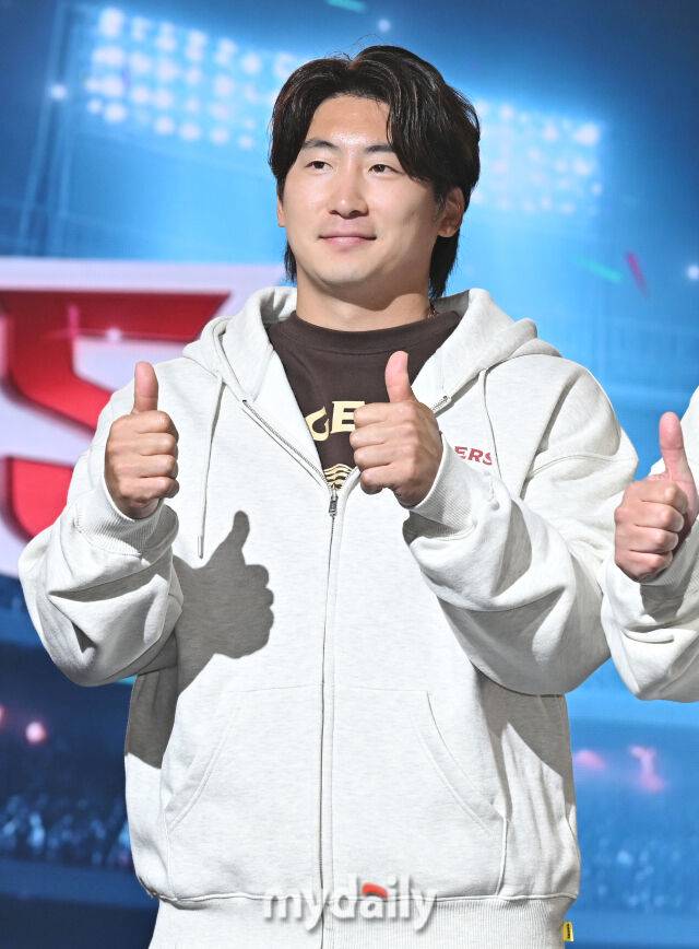 KIA 나성범이 26일 오후 서울 잠실 롯데호텔에서 진행된 '2026 신한SOL KBO리그 미디어데이'에서 포즈를 취하고 있다. '2026 신한SOL KBO리그 미디어데이'는 10개구단 감독 및 주장과 대표선수들이 참석해 2026 시즌에 대한 포부를 밝힌다. 이번 시즌에는 아시아쿼터 도입, 피치클락 단축, 비디오판독 범위 확대 등 다양한 변화가 시도된다. '2026 KBO리그'는 오는 28일 개막한다./마이데일리