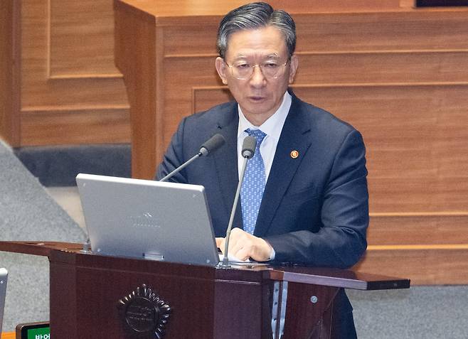 정성호 법무부 장관. 사진은 정 장관성호 법무부 장관. 사진은 정 장관이 지난 3일 오후 서울 여의도 국회 본회의장에서 열린 정치·외교·통일·안보에 관한 대정부질문에서 주호영 국민의힘 의원의 질문에 답하는 모습. 윤창빈 기자