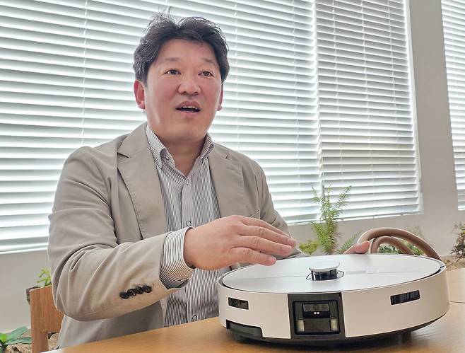 김신 삼성전자 생활가전(DA)사업부 청소기개발그룹장이 경기도 수원 삼성전자 본사에서 진행된 헤럴드경제와의 인터뷰에서 2026년형 ‘비스포크 AI 스팀’ 로봇청소기 개발기를 설명하고 있다.  [삼성전자 제공]