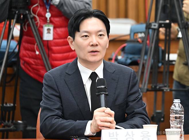 쌍방울 대북송금 사건을 수사했던 박상용 검사가 7일 오전 서울 여의도 국회에서 윤석열 정권 정치검찰 조작기소 의혹 사건 진상규명 국정조사특별위원회 국민의힘 위원들이 연 ‘민주당의 공소취소·재판조작 진상규명 청문회’에서 발언을 하고 있다.  이상섭 기자