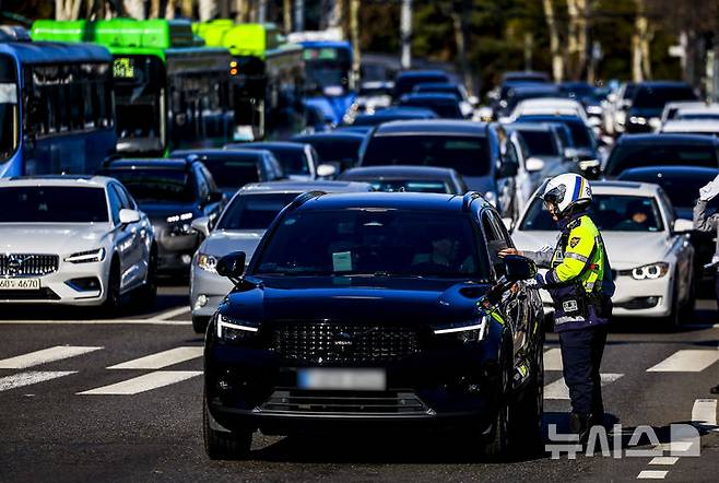 [서울=뉴시스] 정병혁 기자 = 7일 서울 서대문구 연세대학교 앞 성산로에서 서대문경찰서 경찰관들이 꼬리물기 및 끼어들기 단속 및 계도 활동을 하고 있다. 2026.04.07. jhope@newsis.com