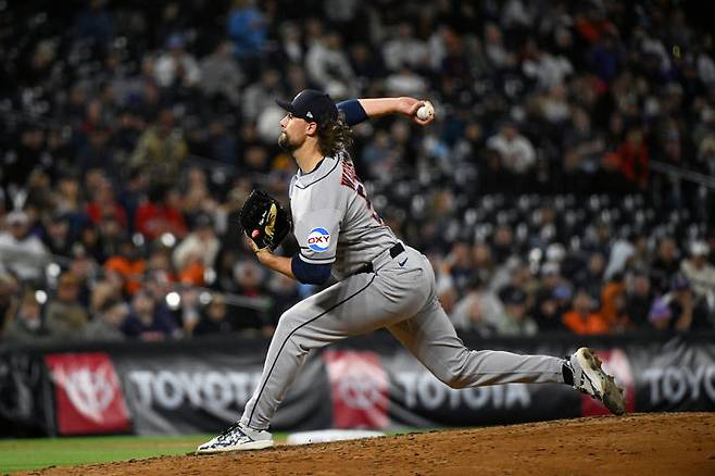 [덴버=AP/뉴시스] 휴스턴 애스트로스의 라이언 와이스가  7일(한국 시간) 미국 콜로라도주 덴버의 쿠어스 필드에서 열린 2026 메이저리그(MLB) 콜로라도 로키스와의 경기에서 5회말 역투하고 있다. 2026.04.07