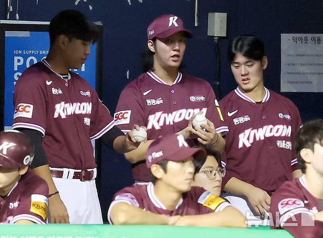 [서울=뉴시스] 조성우 기자 = 18일 오후 서울 송파구 잠실야구장에서 열린 2025 KBO리그 키움 히어로즈와 두산 베어스의 경기, 1군 엔트리에 합류한 키움 투수 안우진이 더그아웃에서 경기를 지켜보고 있다. 2025.09.18. xconfind@newsis.com