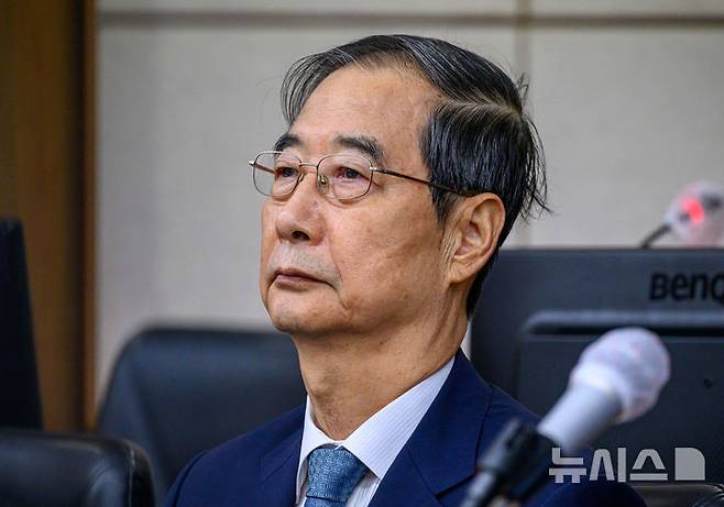 [서울=뉴시스] 사진공동취재단 = 특검이 12·3 비상계엄 사태와 관련해 내란 중요임무 종사 등 혐의로 기소된 한덕수 전 국무총리의 2심에서 징역 23년을 구형했다. 사진은 지난해 9월 30일 자신의 내란 혐의 1심 재판에 출석한 한 전 총리. 2026.04.07. photo@newsis.com