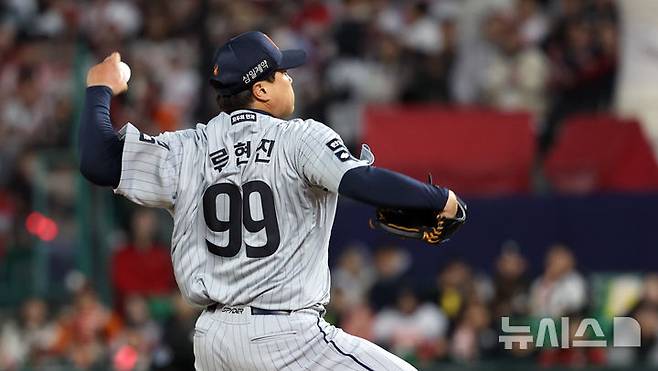 [인천=뉴시스] 최진석 기자 = 7일 인천 랜더스필드에서 열린 2026 KBO리그 한화 이글스와 SSG 랜더스의 경기, 5회말 한화 선발투수 류현진이 역투하고 있다. 2026.04.07. myjs@newsis.com
