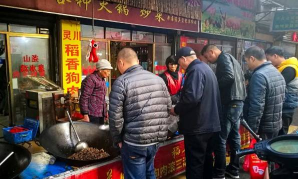 개고기를 파는 중국의 한 식당 앞 [출처=SCMP]