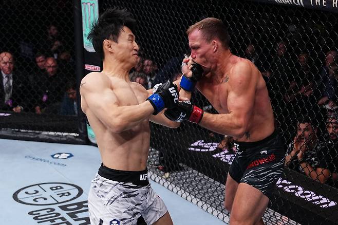 네이트 랜드웨어와의 경기에서 펀치를 가격하는 최두호(사진 왼쪽). UFC 제공