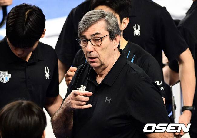 [OSEN=천안, 조은정 기자]6일 천안 유관순체육관에서 진에어 2025-26 V-리그 남자부 챔피언결정 3차전 현대캐피탈과 대한항공의 경기가 열렸다.대한항공은 챔피언결정전에서 먼저 2승을 거두며 통합 우승까지 1승만을 남겨두고 있다.현대캐피탈 필립 블랑 감독이 작전을 지시하고 있다. 2026.04.06 /cej@osen.co.kr