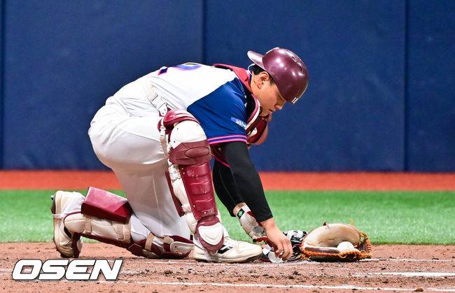 [OSEN=고척, 박준형 기자] 4일 오후 서울 고척스카이돔에서 ‘2026 신한은행 SOL Bank KBO리그’ 키움 히어로즈와 LG 트윈스의 경기가 진행됐다.이날 키움은 하영민을, LG는 임찬규를 선발투수로 내세웠다.  4회초 두번의 베이스 커버플레이를 펼친 키움 하영민 투수을 생각해 김건희 포수가 신발끈을 고쳐 메고 있다.      2026.04.04 / soul1014@osen.co.kr