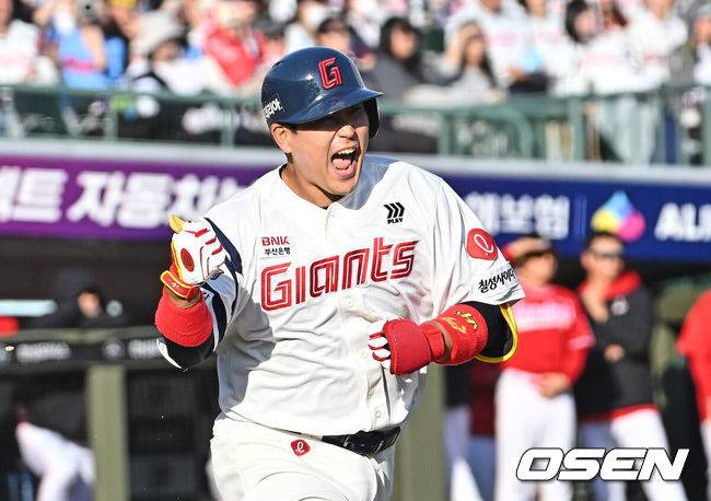 [OSEN=부산, 이석우 기자] 5일 부산 사직야구장에서 2026 신한 SOL KBO 리그 롯데 자이언츠와 SSG 랜더스의 경기가 열렸다. 홈팀 롯데는 박세웅이, 방문팀 SSG는 베니지아노가 선발 출전했다.롯데 자이언츠 유강남이 8회말 무사 2루 2루수 땅볼을 치고 주자를 3루까지 진루시키며 환호하고 있다. 2026.04.05 / foto0307@osen.co.kr