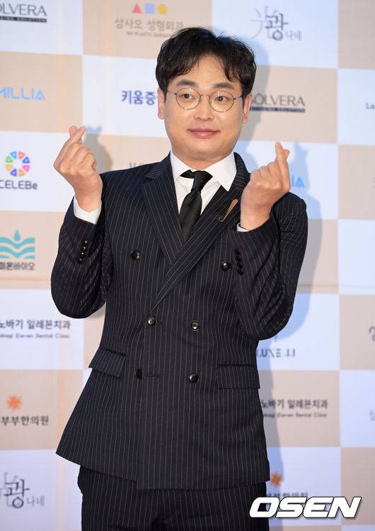 [OSEN=조은정 기자] 11일 오후 서울 강남구 서울 엘리에나 호텔에서 제9회 대한민국을 빛낸 10인대상 포토월 행사가 열렸다.코미디언 박영진이 포즈를 취하고 있다. 2021.11.11 /cej@osen.co.kr