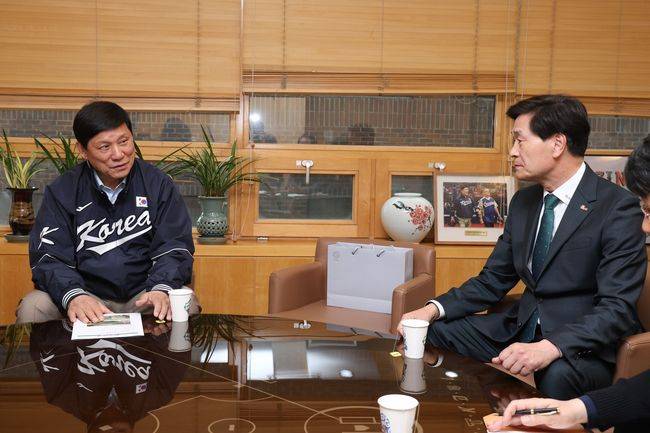 KBO 허구연 총재, 안병구 밀양시장 ⓒKBO