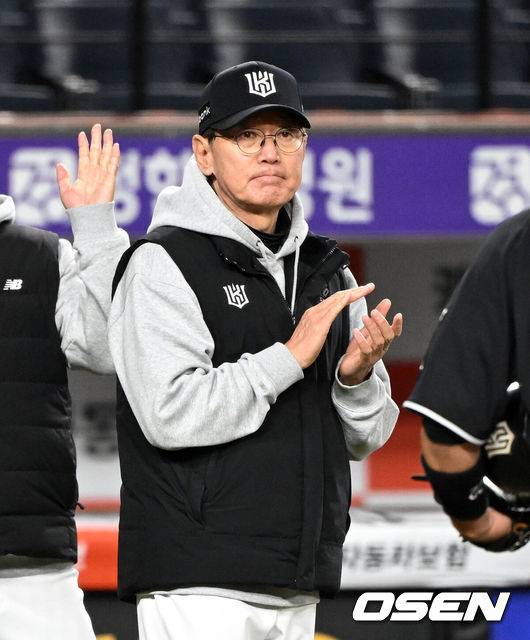 [OSEN=대전, 이대선 기자] 프로야구 KT 위즈가 한화 이글스를 연이틀 꺾고 개막 4연승을 달렸다.이강철 감독이 이끄는 KT는 1일 대전 한화생명 볼파크에서 열린 2026 신한 SOL KBO리그 한화와의 원정경기에서 난타전 끝에 14-11 역전승을 거뒀다. 이날 승리까지 KT가 4경기 전승을 기록 중이고, 한화는 2승2패를 마크했다.경기 종료 후 KT 이강철 감독이 박수를 치고 있다. 2026.04.01 /sunday@osen.co.kr