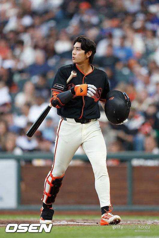 [사진] 샌프란시스코 자이언츠 이정후는 7일(한국시간) 미국 캘리포니아주 샌프란시스코 오라클 파크에서 열린 2026 메이저리그 필라델피아 필리스와의 홈경기에서 우익수 겸 6번타자로 선발 출전해 4타수 1안타를 기록했다. 시즌 타율은 0.162를 기록했다. ⓒGettyimages(무단전재 및 재배포 금지)