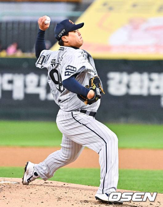 [OSEN=인천, 박준형 기자] 7일 오후 인천 SSG랜더스필드에서 ‘2026 신한 SOL Bank KBO리그'&nbsp;SSG 랜더스와 한화 이글스의 경기가 진행됐다.이날 SSG는 타케다를, 한화는 류현진을 선발투수로 내세웠다.2회말 한화 선발투수 류현진이 역투하고 있다.    2026.04.07 / soul1014@osen.co.kr