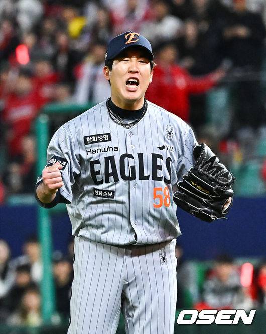 [OSEN=인천, 박준형 기자] 7일 오후 인천 SSG랜더스필드에서 ‘2026 신한 SOL Bank KBO리그'&nbsp;SSG 랜더스와 한화 이글스의 경기가 진행됐다.이날 SSG는 타케다를, 한화는 류현진을 선발투수로 내세웠다.7회말 2사 1루 한화 박상원 투수가 SSG 이지영을 내야땅볼로 잡은뒤 포효하고 있다.     2026.04.07 / soul1014@osen.co.kr