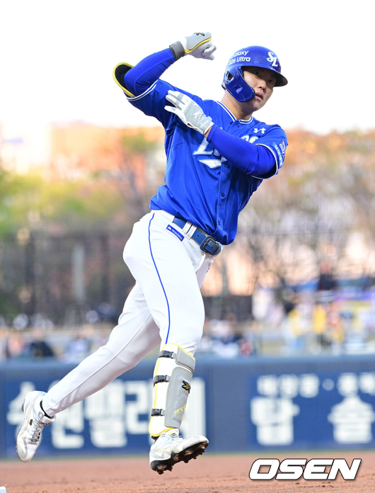 [OSEN=광주, 최규한 기자] 7일 광주-기아 챔피언스필드에서 ‘2026 신한 SOL KBO리그’ KIA 타이거즈와 삼성 라이온즈의 경기가 열렸다.홈팀 KIA는 양현종, 방문팀 삼성은 양창섭을 선발로 내세웠다.1회초 1사 주자없는 상황 삼성 류지혁이 선제 우월 솔로포를 날리고 그라운드를 돌고 있다. 2026.04.07 / dreamer@osen.co.kr