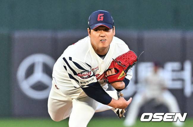 [OSEN=부산, 이석우 기자] 7일 부산 사직야구장에서 2026 신한 SOL KBO 리그 롯데 자이언츠와 KT 위즈의 경기가 열렸다. 홈팀 롯데는 나균안이, 방문팀 KT는 고영표가 선발 출전했다.롯데 자이언츠 선발 투수 나균안이 역투하고 있다. 2026.04.07 / foto0307@osen.co.kr