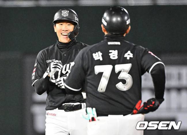 [OSEN=부산, 이석우 기자] 7일 부산 사직야구장에서 2026 신한 SOL KBO 리그 롯데 자이언츠와 KT 위즈의 경기가 열렸다. 홈팀 롯데는 나균안이, 방문팀 KT는 고영표가 선발 출전했다.KT 위즈 오윤석이 7회초 2사 만루 우익수 오른쪽 2타점 2루타를 치고 기뻐하고 있다. 2026.04.07 / foto0307@osen.co.kr