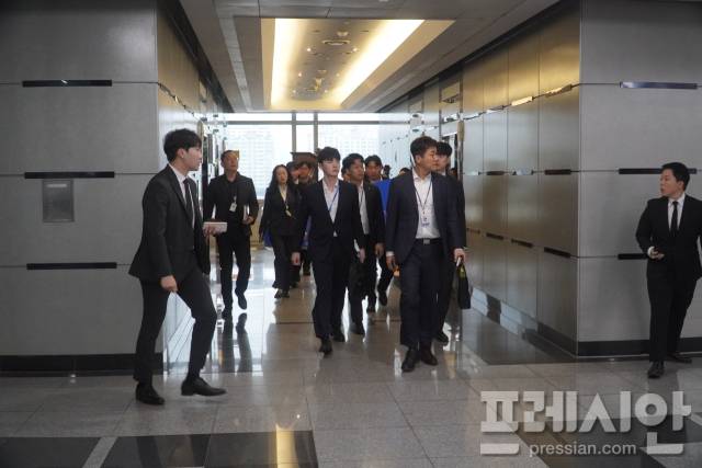 ▲전북경찰청 반부패경제범죄수사대 수사관들이 6일 오전 9시 20분께 김 지사 집무실과 비서실 등에 대한 압수수색을 위해 이동하고 있다. ⓒ프레시안