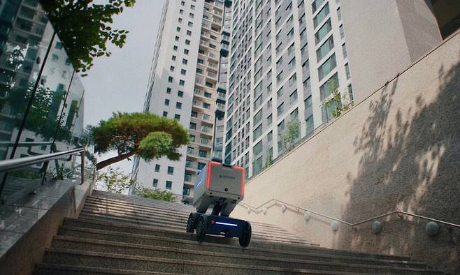 서울 강남구 대치동 ‘디에이치 대치 에델루이’에 도입된 ‘실내외 통합 D2D(Door to Door) 자율주행 로봇 배송 서비스’를 제공하는 로봇이 계단을 오르고 있다. 현대건설 제공