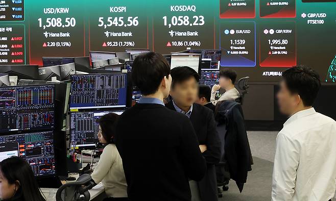 7일 서울 중구 하나은행 딜링룸에서 딜러들이 업무를 하고 있다. 뉴시스