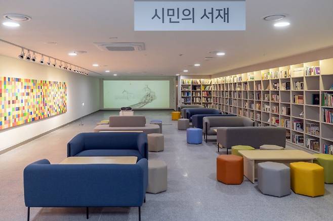 전북 익산시 신청사에 마련된 작은도서관. 익산시 제공