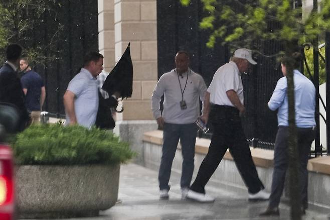 전쟁 중에도 골프 즐긴 트럼프 - 도널드 트럼프(오른쪽 두 번째) 미국 대통령이 5일(현지시간) 버지니아주 트럼프 내셔널 골프클럽을 방문한 뒤 골프 복장을 한 채 워싱턴DC 백악관으로 들어가고 있다. 워싱턴DC AP 연합뉴스