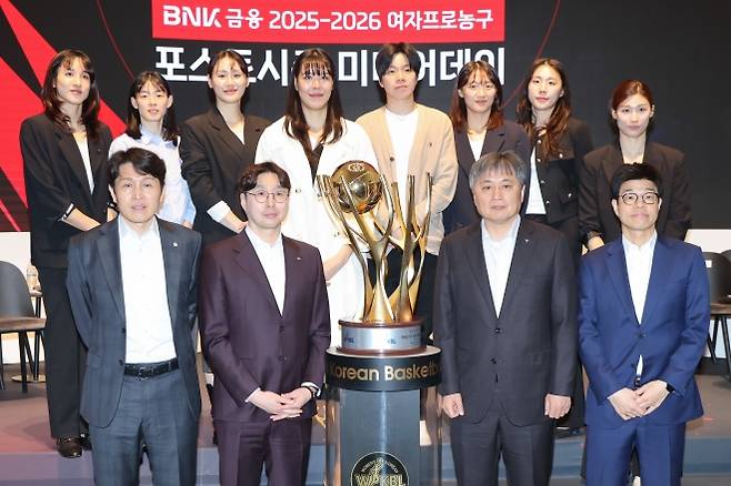 포스트시즌 앞둔 여자농구 ‘우승을 향해’ - 포스트시즌 앞둔 여자농구 ‘우승을 향해’     (서울=연합뉴스) 서대연 기자 = 6일 서울 용산구 서울드래곤시티 랑데부홀에서 열린 2025-2056 여자프로농구 포스트시즌 미디어데이 행사에서 각 팀 감독 및 선수들이 기념사진을 찍고 있다.      앞줄 왼쪽부터 우리은행 위성우 감독, KB스타즈 김완수 감독, 하나은행 이상범 감독, 삼성생명 하상윤 감독. 뒷줄 왼쪽부터 우리은행 김단비, 강계리, KB스타즈 강이슬, 박지수, 하나은행 진안, 정예림, 삼성생명 강유림, 이해란. 2026.4.6     dwise@yna.co.kr (끝)