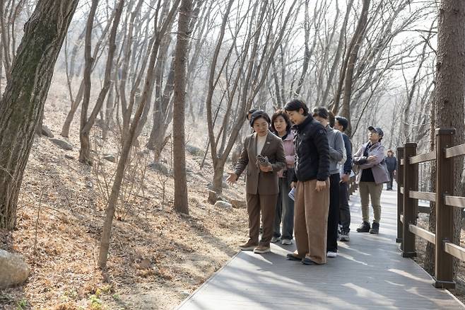 김미경(왼쪽) 은평구청장이 응암동의 숲 체험 공간 ‘백련산 꿈마을 숲정이’ 현장을 점검하며 담당자에게 “비에 흙이 넘치지 않게 물길을 내달라”고 주문하고 있다. 은평구 제공