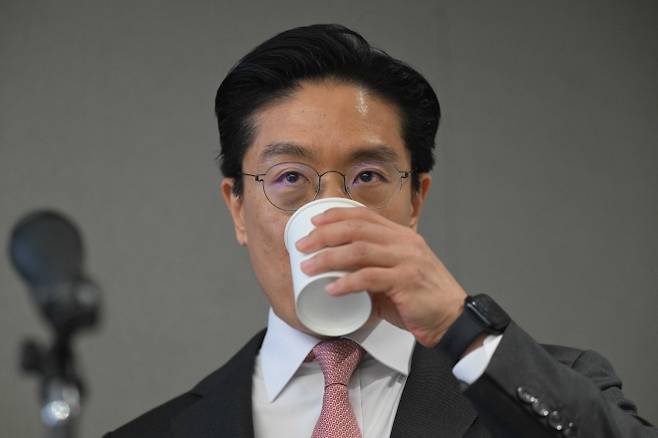 전인석 삼천당제약 대표가 6일 서울 서초구 삼천당제약 본사에서 열린 기자간담회에서 물을 마시고 있다. 2026.4.6 공동취재