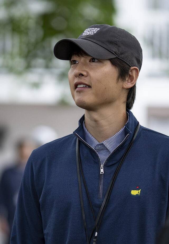 배우 송중기가 6일(현지 시간) 미국 조지아주 오거스타 내셔널GC에서 진행된 제90회 마스터스 연습 라운드를 지켜보고 있다. 사진 제공=마스터스