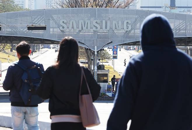 7일 경기도 수원시 삼성전자 본사로 임직원들이 들어가고 있다. 연합뉴스