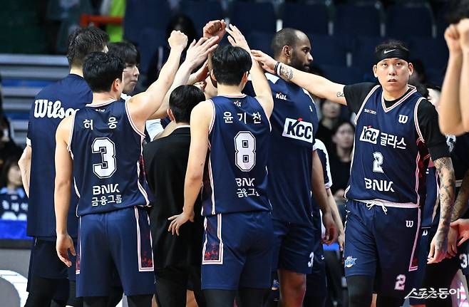 KCC 선수들이 경기를 이긴 뒤 한 데 모여 하이파이브를 하고 있다. 사진제공|KBL