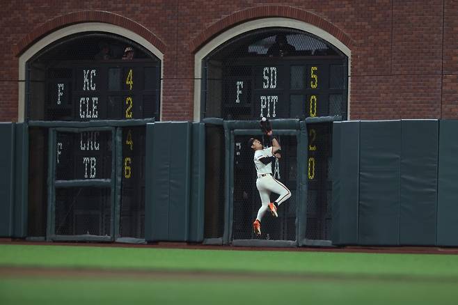 샌프란시스코 이정후가 7일(한국시간) 오라클파크서 열린 필라델피아전서 호수비를 펼치고 있다. 샌프란시스코｜AP뉴시스