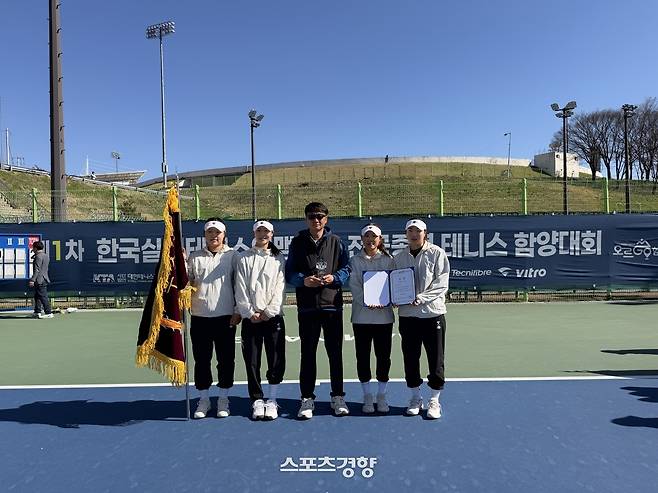 이수호 감독(가운데)이 부임 한 후 처음으로 단체전 우승을 차지한 고양시청 테니스팀. 고양시청 제공