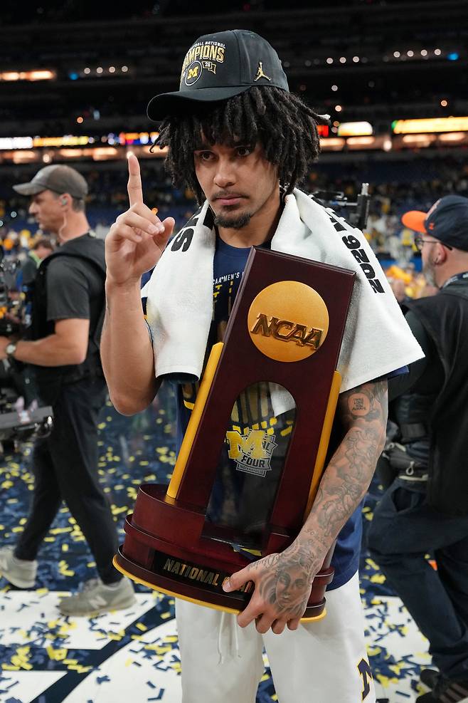 미시간대의 엘리엇 카도가 7일 미국 인디애나주 인디애나폴리스의 루카스 오일 스타디움에서 열린 2026 NCAA 남자농구 디비전1 토너먼트 결승 후 MVP에 선정된 뒤 세리머니하고 있다.     인디애나폴리스 | Imagn Images연합뉴스