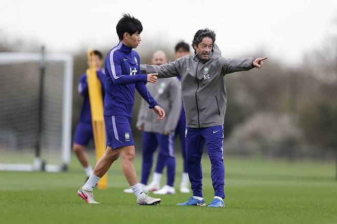 주앙 아로수 대표팀 수석코치가 지난달 코트디부아르와의 평가전을 앞두고 영국 밀턴킨스에서 훈련을 진행하며 홍현석에게 지시를 하고 있다. 대한축구협회 제공