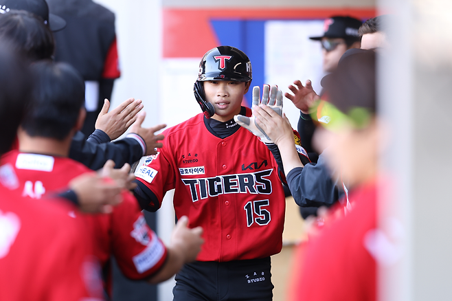 KIA 박재현이 5일 광주 NC전 득점 후 더그아웃에서 하이파이브하고 있다. KIA 타이거즈 제공