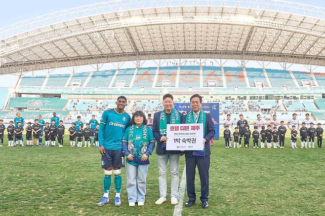 ▲ 안산 그리너스-충남아산전에는 더본코리아가 운영하는 빽다방 커피 트럭이 등장했다. 안산 외국인 선수 가브리엘 리마가 반달섬 점주 최경미씨의 암투병을 응원하는 세리머니에 부응한 것이다. ⓒ더본코리아