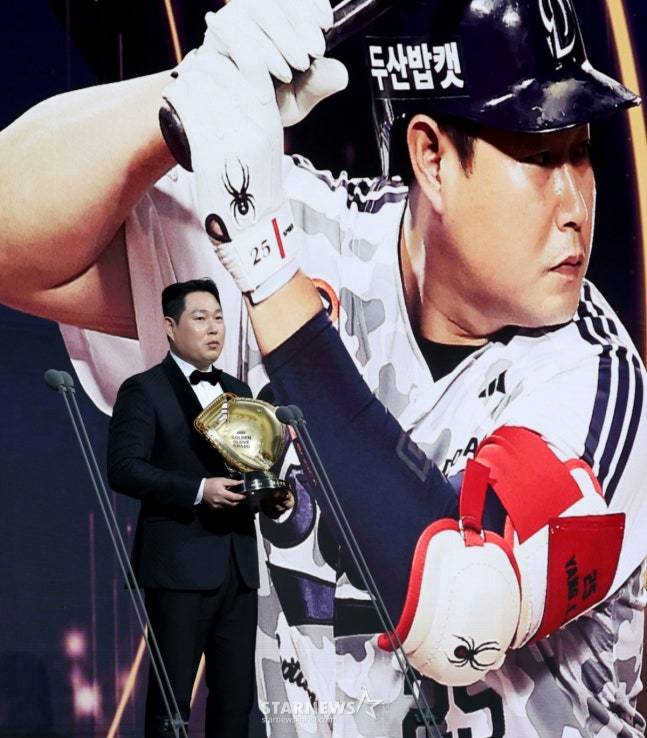 양의지가 지난해 12월 포수 부문 골든글러브를 수상한 뒤 소감을 말하고 있다. /사진=스타뉴스