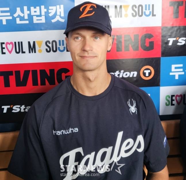 한화 이글스 일시 대체 외국인 투수 잭 쿠싱이 취재진과 인터뷰를 하고 있다. /사진=안호근 기자