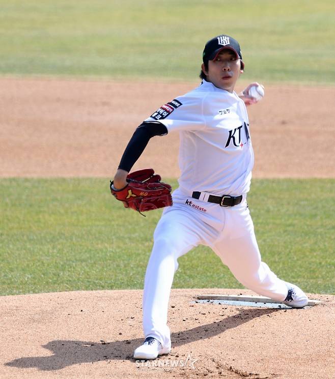 KT 좌완투수 오원석이 17일 KT위즈파크에서 열린 2026 프로야구 시범경기 KT위즈와 LG트윈스 경기에서 역트하고 있다. 2026.03.17. /사진=강영조 선임기자