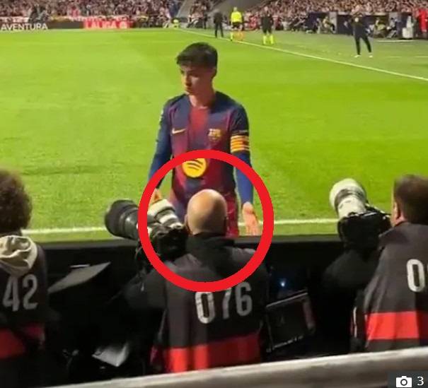 경기 중 페드리가 대머리 카메라맨의 머리를 축구공으로 착각하는 듯한 모습. /사진=더선 갈무리